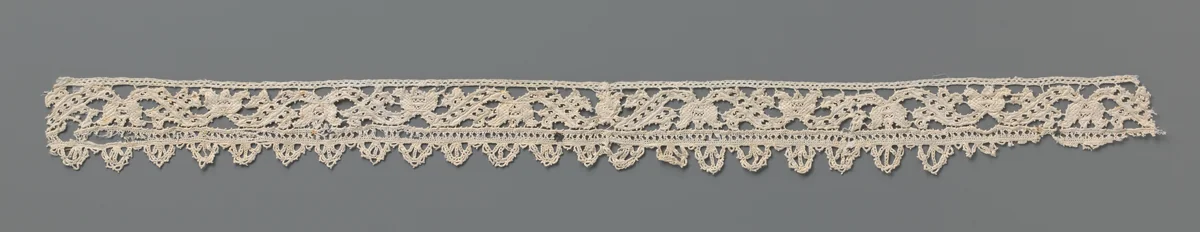 Strook kantborduurwerk met kelkbloem of kroon tussen gerekte s-ranken en met een schulpenrand van naaldkant by anonymous, other, 1590-1599