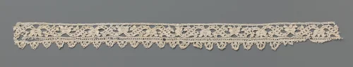 Strook kantborduurwerk met kelkbloem of kroon tussen gerekte s-ranken en met een schulpenrand van naaldkant by anonymous, other, 1590-1599