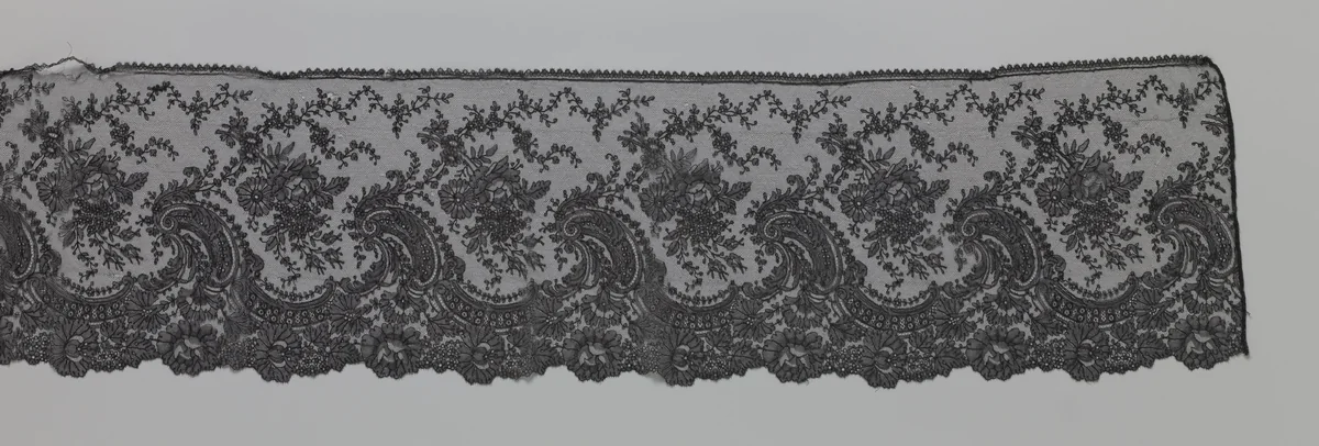 Japonstrook van zwarte kloskant met golven van c-voluten en bloemtoefjes by anonymous, other, 1900