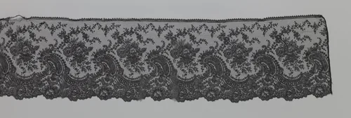 Japonstrook van zwarte kloskant met golven van c-voluten en bloemtoefjes by anonymous, other, 1900