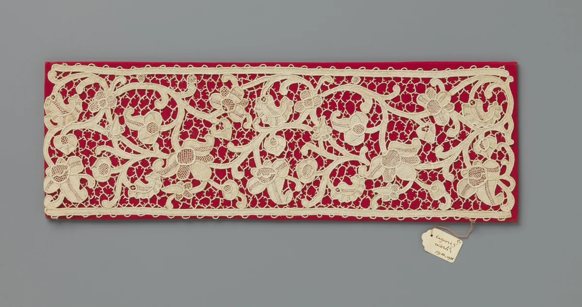 Strook naaldkant op een met rood textiel bekleed stuk karton by Johanna E. van Nierop, other, 1910-1911