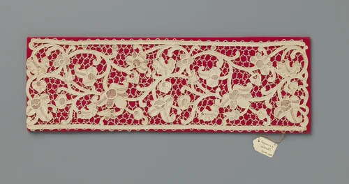 Strook naaldkant op een met rood textiel bekleed stuk karton by Johanna E. van Nierop, other, 1910-1911
