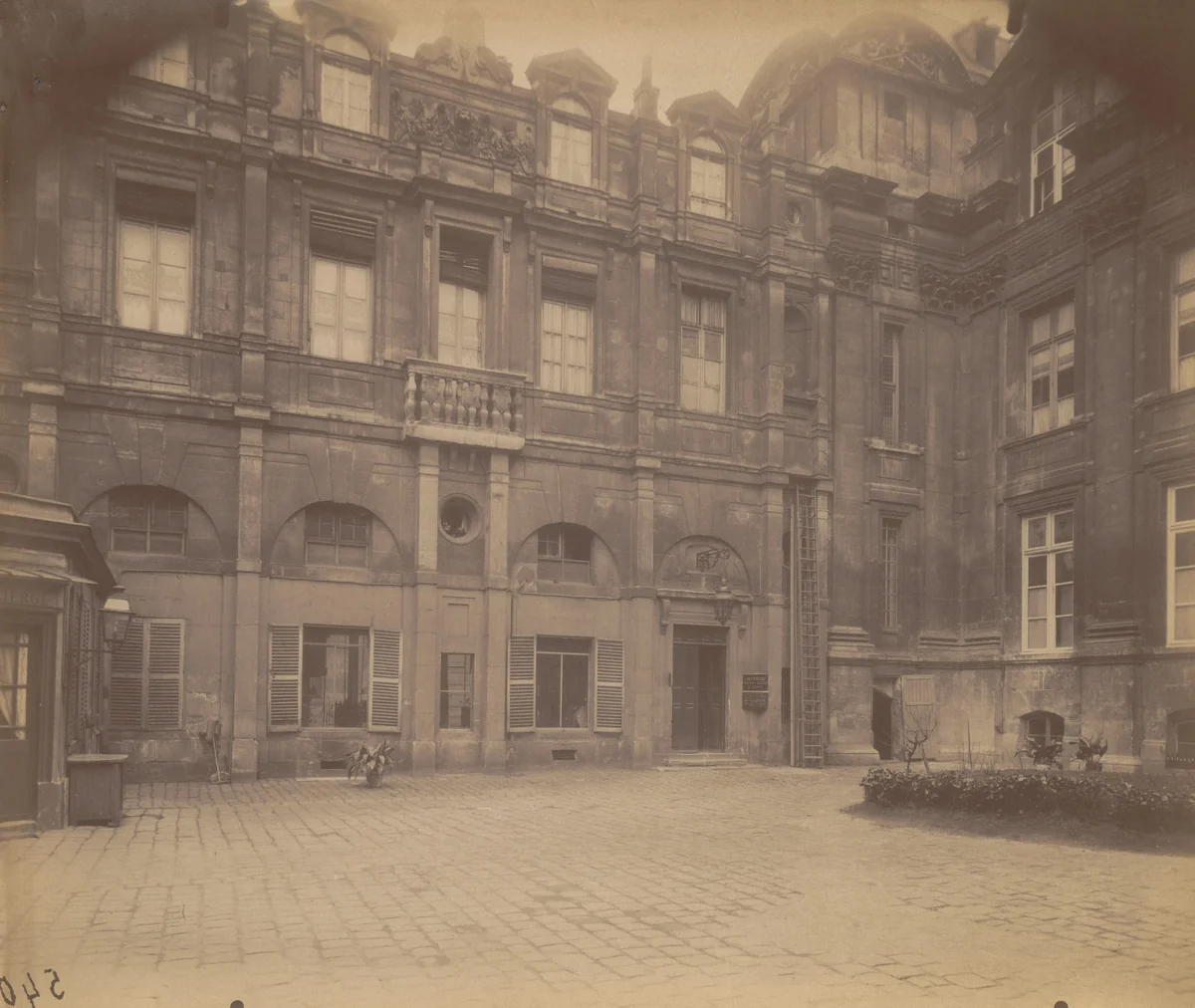 Hôtel Lamoignon. 24 rue Pavée by Eugène Atget, photograph, 1907