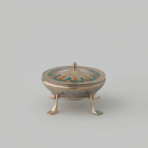 Poederdoos van zilver. Gedrukt bolvormig lichaam op vier hoge poten met licht gewelfde deksel met islamitisch aandoend ornament in émail. by Liberty & Co., other, 1900