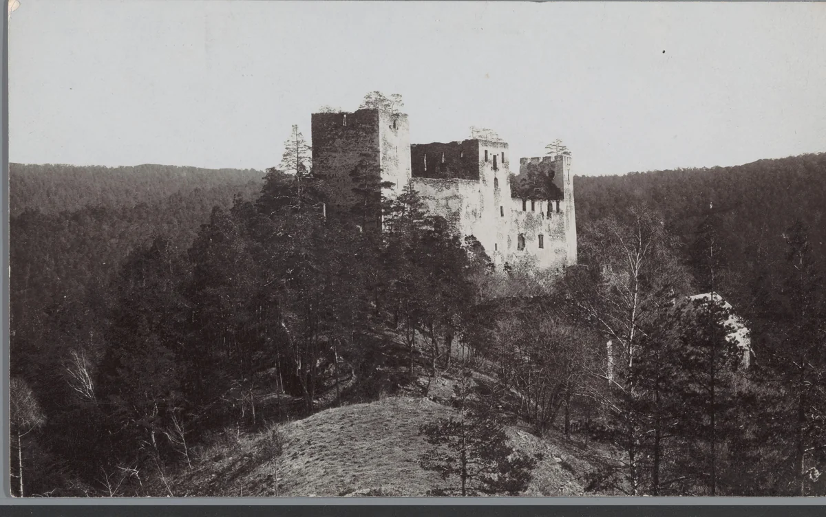 Gezicht op een ruïne van een kasteel bij Kronsegg by anonymous, photograph, 1890-1910