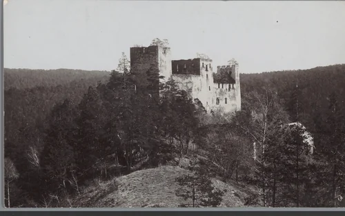 Gezicht op een ruïne van een kasteel bij Kronsegg by anonymous, photograph, 1890-1910