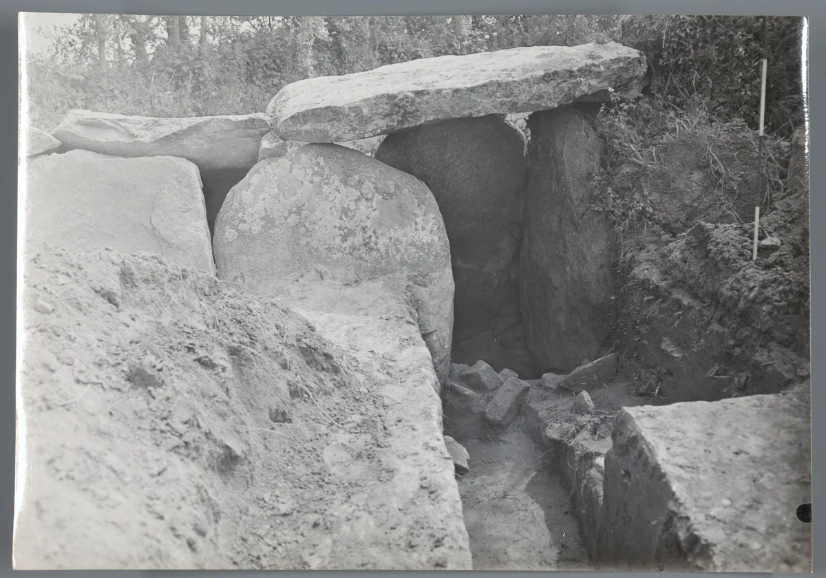 Hunebed van Kerguntuil, Trégastel by Albert Egges van Giffen, photograph, 1939