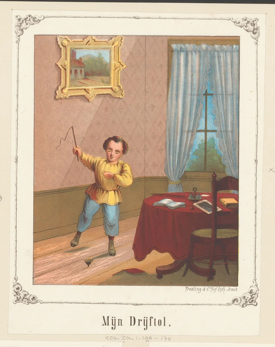 Kind speelt met een drijftol by anonymous, print, 1858-1919