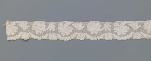 Strook kloskant met losse anjer en pioenroos langs bovenrand by anonymous, other, 1760-1770