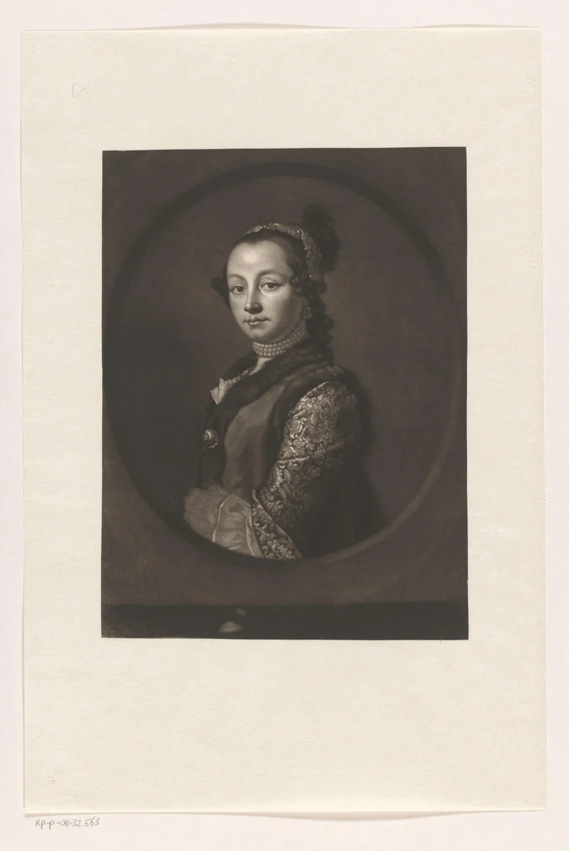 Portret van een vrouw met parelketting en geborduurde mouw by James McArdell, print, 1753-1765