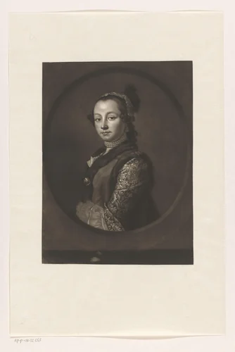 Portret van een vrouw met parelketting en geborduurde mouw by James McArdell, print, 1753-1765