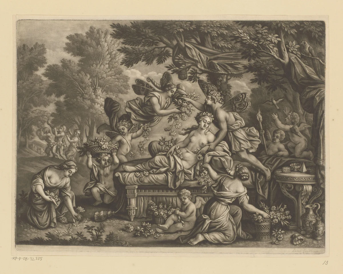 Halfnaakte godin wordt op een praalbed met bloemen getooid door vliegende nimfen by Bernard Lens, print, 1669-1725