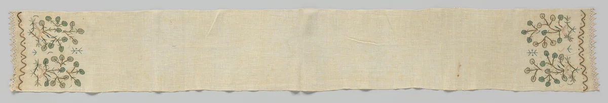 Langwerpige sjaal van wit katoen met op de uiteinden twee takken geborduurd in zilverlamé, blauw, groen, beige en roze by anonymous, textile, 1800-1900