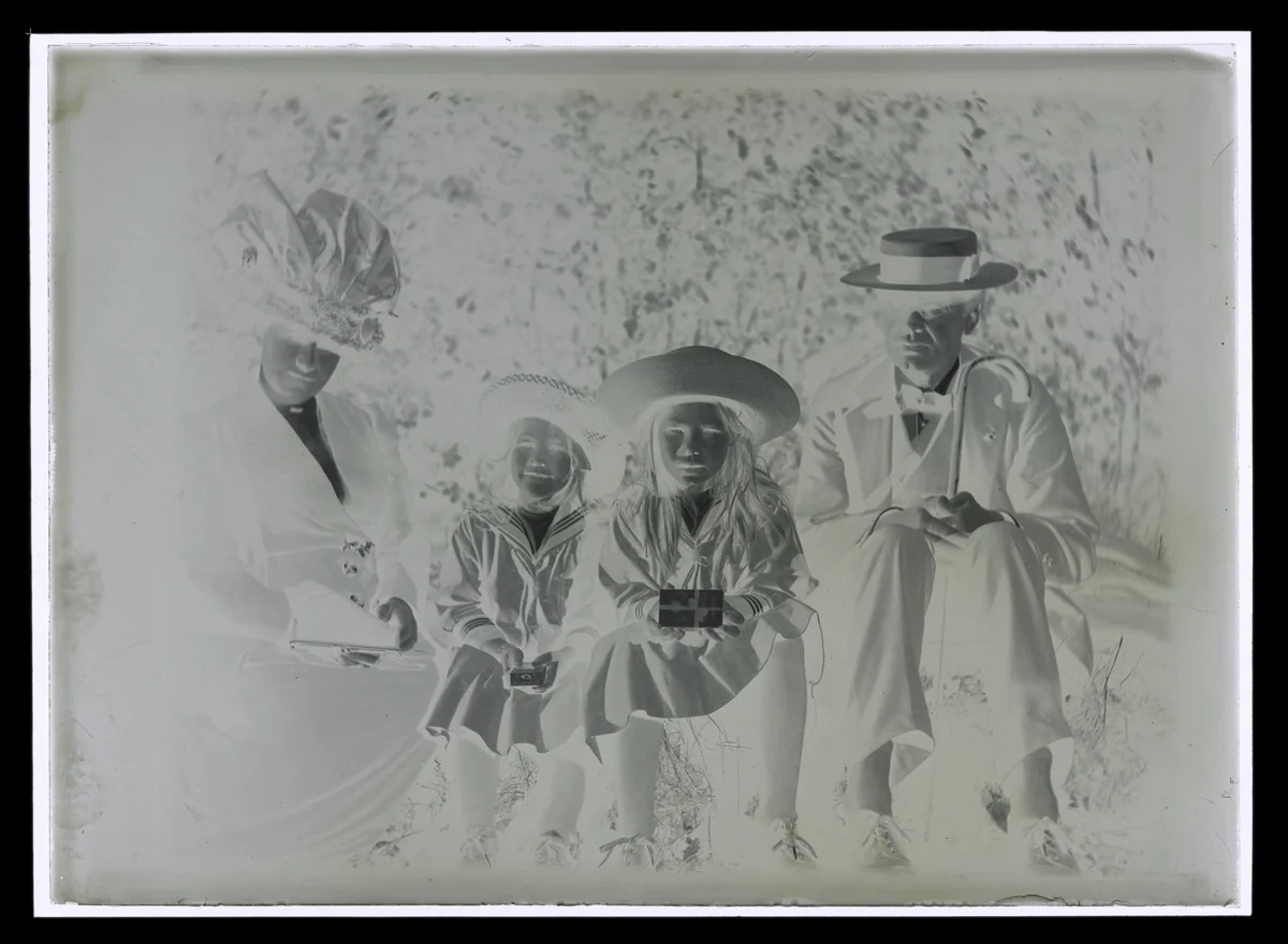 Elsa en Alphons Diepenbrock met dochters Thea en Joanna by Wouterus Gijsbertus Hondius van den Broek, photograph, 1911-1915