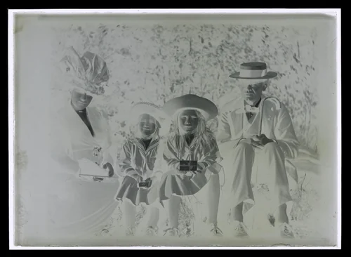 Elsa en Alphons Diepenbrock met dochters Thea en Joanna by Wouterus Gijsbertus Hondius van den Broek, photograph, 1911-1915