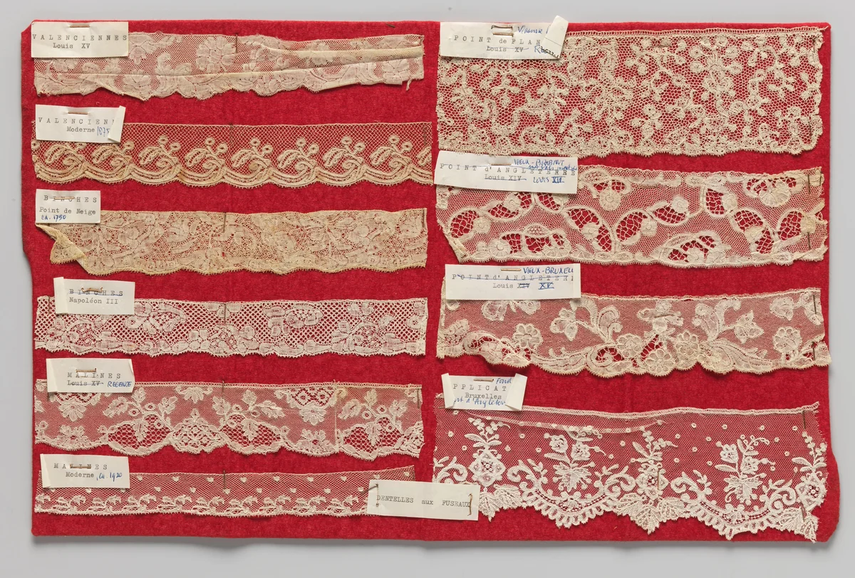 Stalen kloskant op karton overtrokken met rode stof by anonymous, other, 1750-1924