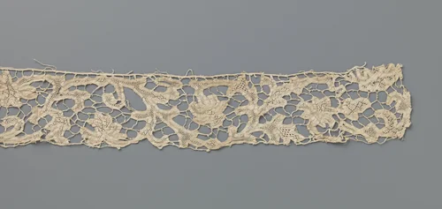 Strook naaldkant met onderbroken voluutranken en bloemen by anonymous, other, 1650-1699