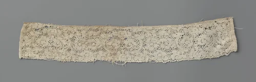 Strook kloskant met naar elkaar toe buigende bloemstengels by anonymous, other, 1640-1660