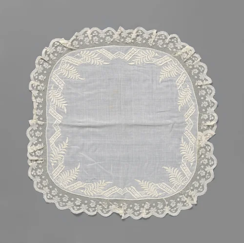 Zakdoek van batist met een rand borduurwerk met varenbladeren die een zigzaggend lint oversnijden en rondom afgewerkt met een rand kloskant by anonymous, textile, 1850-1860