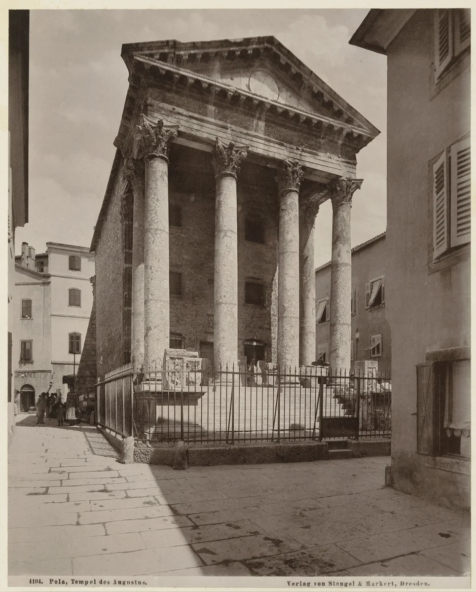 Tempel van Augustus te Pula by anonymous, print, 1885-1889