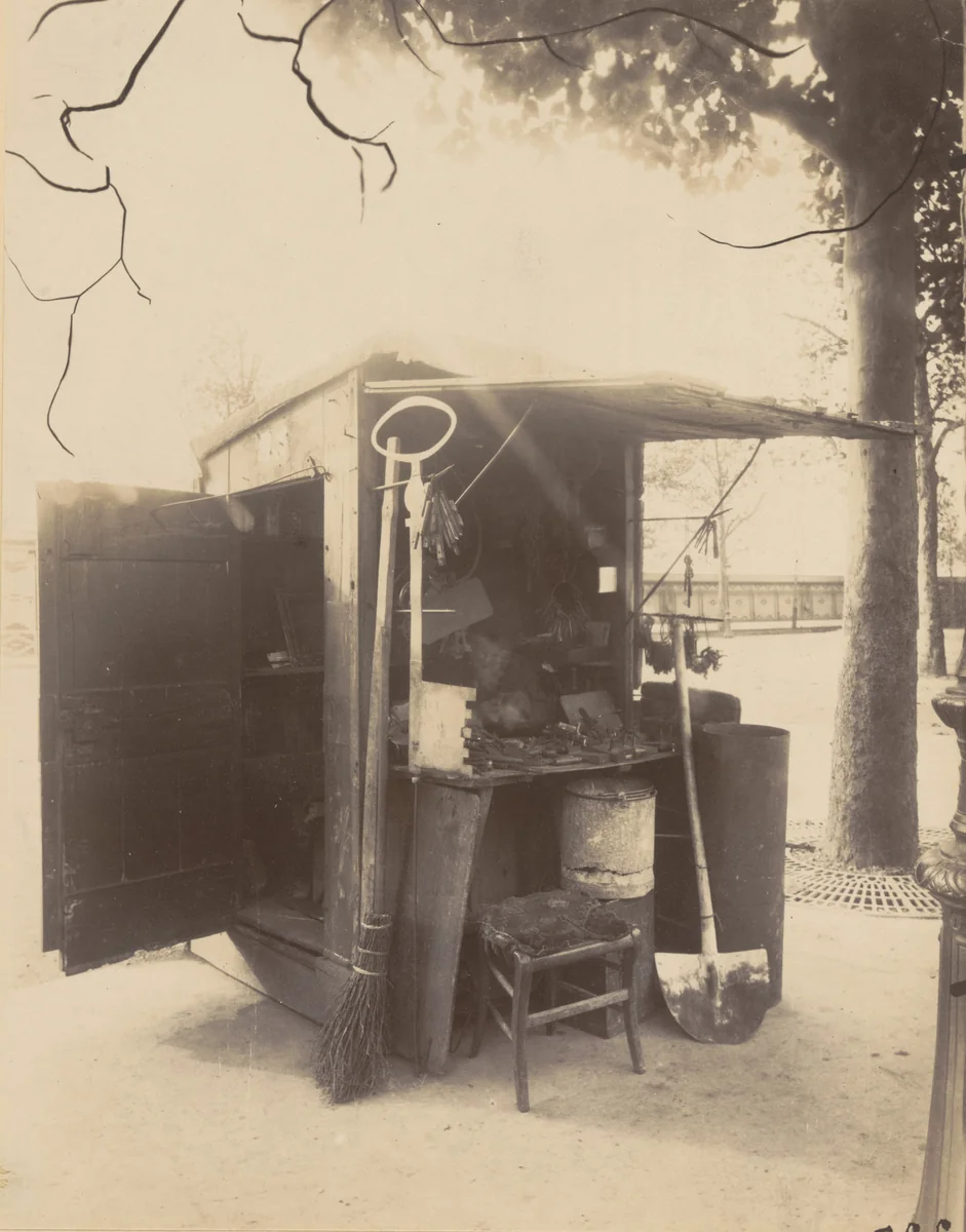 Boutique clefs, quai de la Rapée by Eugène Atget, photograph, 1910