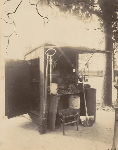 Boutique clefs, quai de la Rapée by Eugène Atget, photograph, 1910