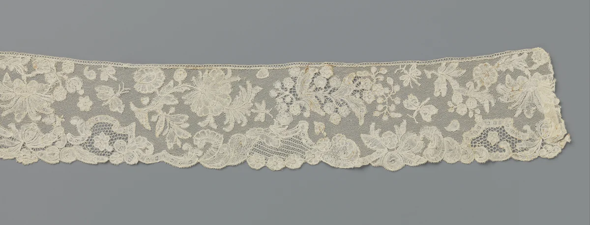 Strook kloskant met vliegende insecten tussen bloemtakken by anonymous, other, 1740-1760