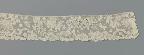 Strook kloskant met vliegende insecten tussen bloemtakken by anonymous, other, 1740-1760