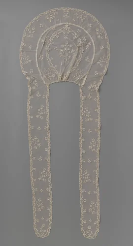 Muts met mutsenslippen van naaldkant met spitsovaal medaillon by anonymous, other, 1780