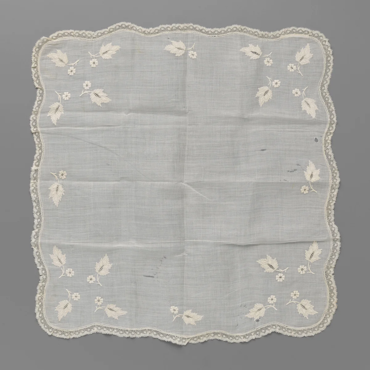 Zakdoek van batist met vier losse gevederde bladeren met rozetbloempje in elke hoek en afgezet met een rand Valenciennes-kant by anonymous, textile, 1850