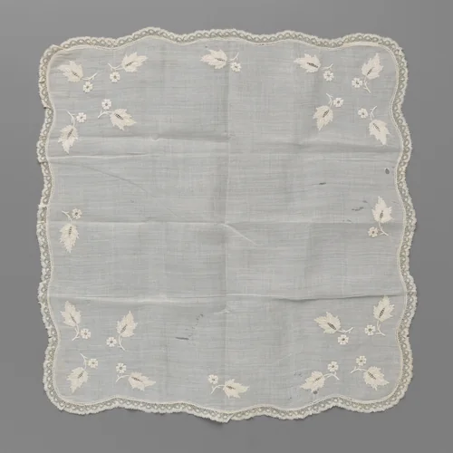 Zakdoek van batist met vier losse gevederde bladeren met rozetbloempje in elke hoek en afgezet met een rand Valenciennes-kant by anonymous, textile, 1850