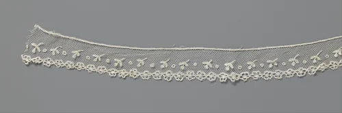 Strook applicatiekant met rozetbloempjes langs de onderzijde by anonymous, other, 1840-1870