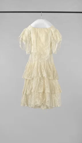 Kinderjurk van wit tarlatan met vierkante hals en korte mouwen by anonymous, other, 1850-1900