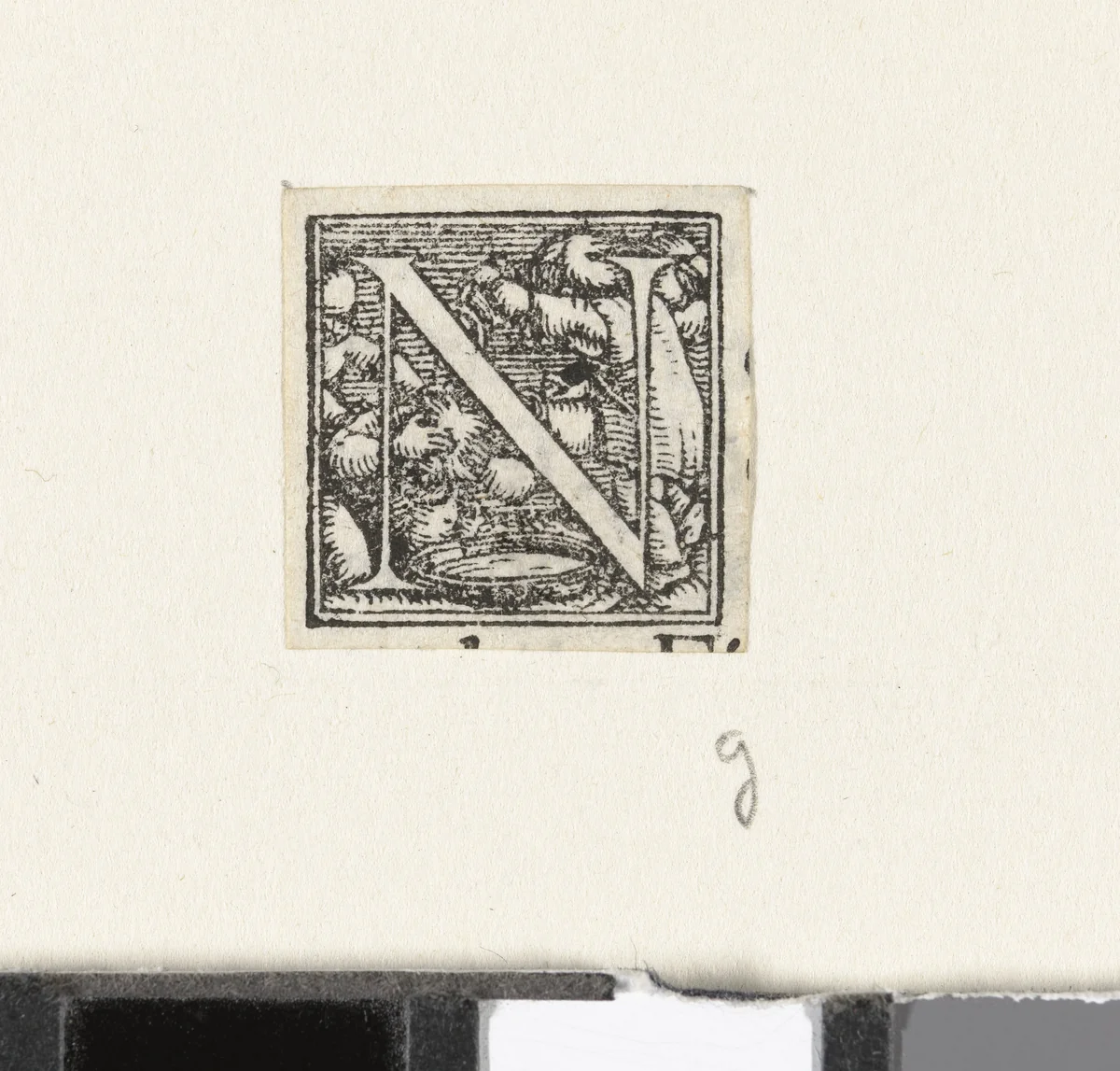 Letter N met drie kinderen van wie een kind zijn haar wast by Hans Holbein, print, 1522-1526