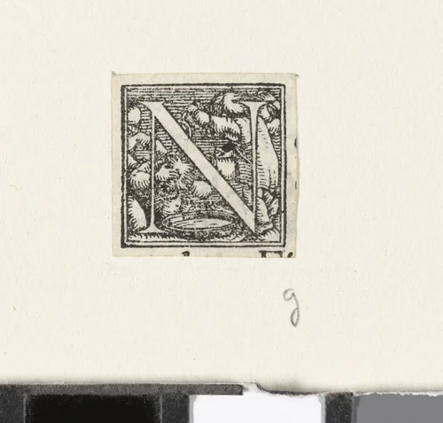 Letter N met drie kinderen van wie een kind zijn haar wast by Hans Holbein, print, 1522-1526