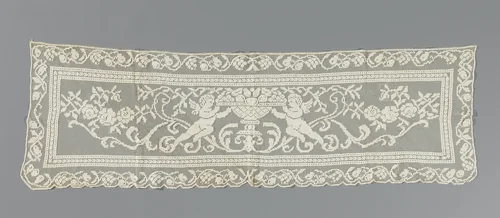 Doek van kantborduurwerk met een schaal met vrucht gesteund door twee cupido's by anonymous, textile, 1900-1924