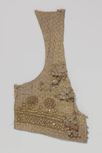 Fragment van een lijf van gebrocheerde zijde met verschillende kleuren, doorweven met zilverdraad, waarop borduursel van gouddraad en pailletten, gekleurde stenen en boutons met kwastjes by anonymous, textile, 1780