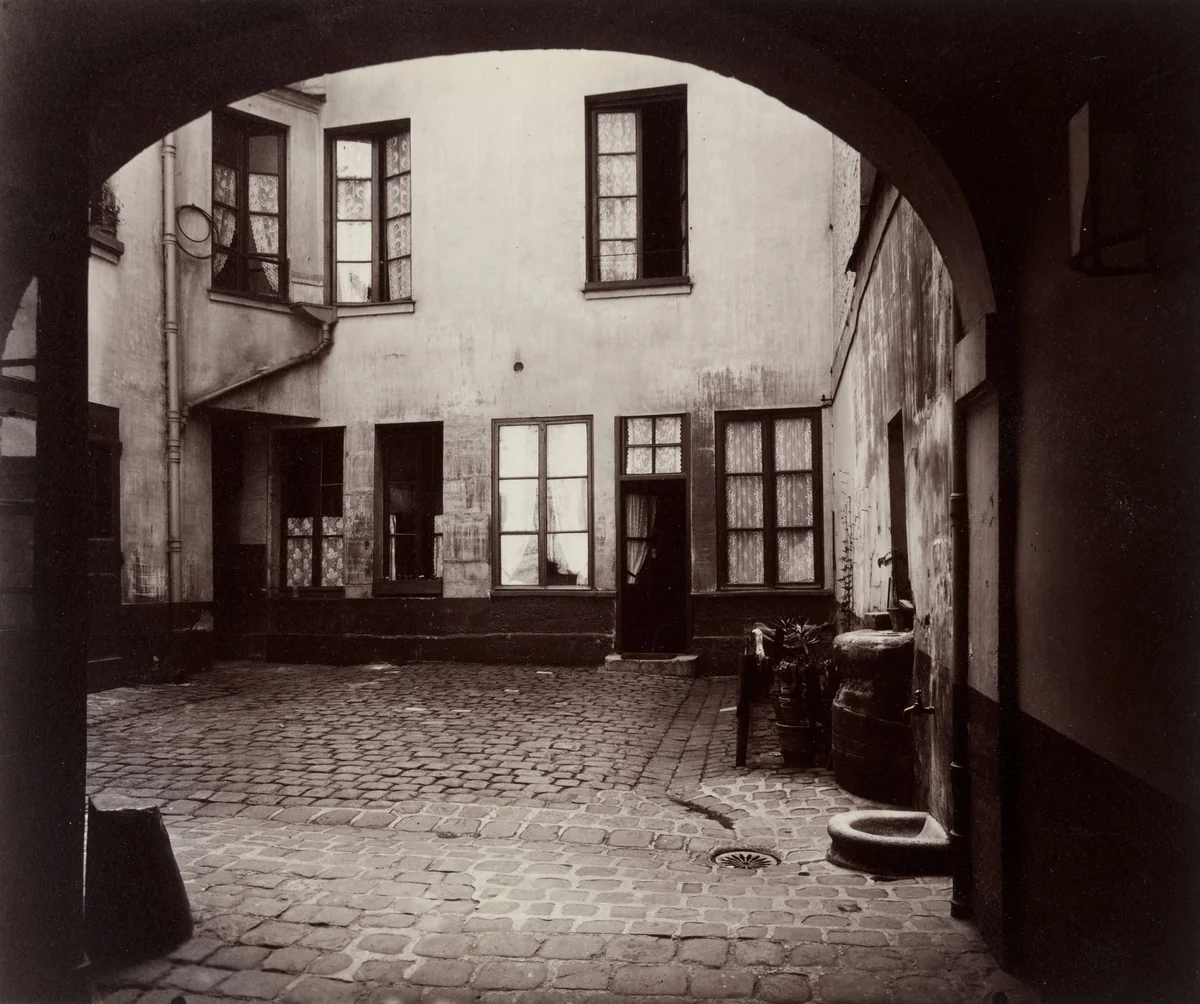 Cour, 27 quai d'Anjou by Eugène Atget, photograph, 1914