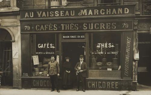 Au Vaisseau Marchand, Cafés verts & brulés, Thés de la Chine & des Indes, 79, rue Notre Dame de Nazareth, Paris by Unidentified Photographer, photograph, 1911
