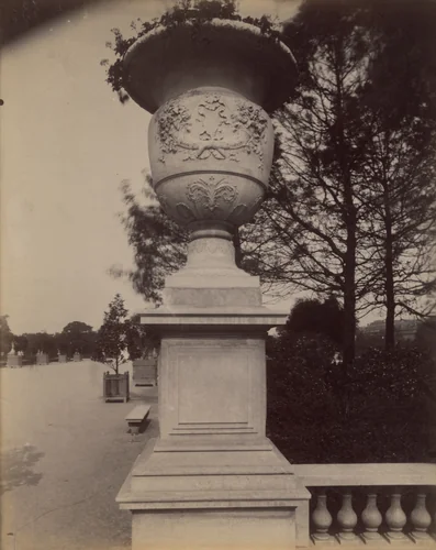 Tuileries (vase) by Eugène Atget, photograph, 1912