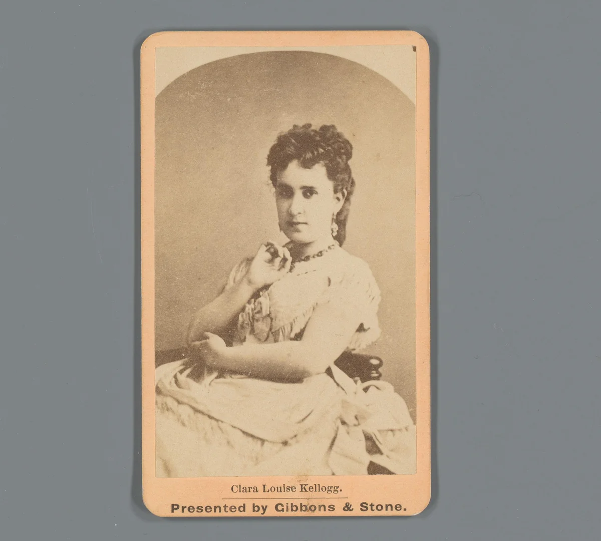 Reclame voor Gibbons & Stone muziekwinkel in Rochester, New York, met portret van Clara Louise Kellogg by anonymous, photograph, 1850-1915