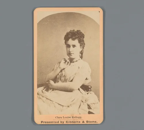 Reclame voor Gibbons & Stone muziekwinkel in Rochester, New York, met portret van Clara Louise Kellogg by anonymous, photograph, 1850-1915