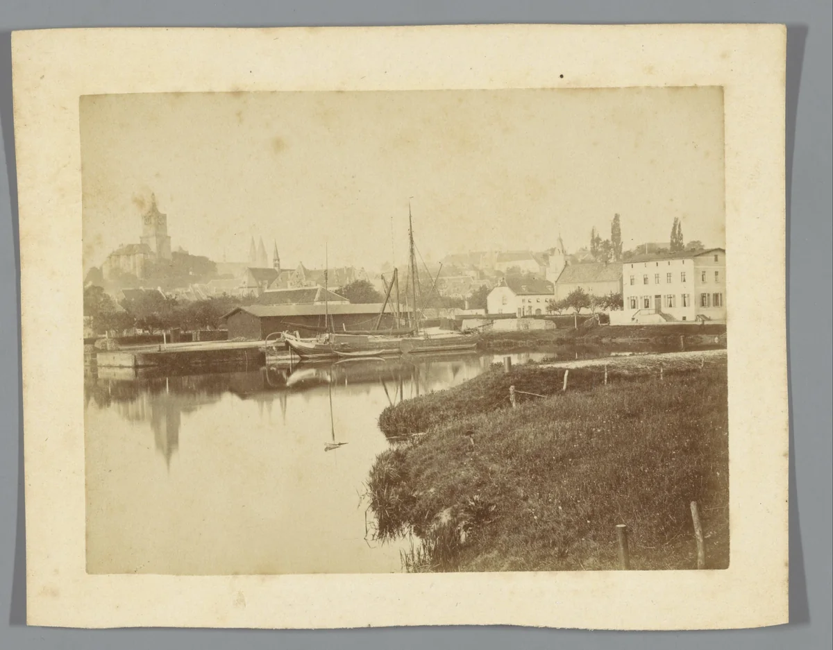 Gezicht op Kleef, met haven op de voorgrond by anonymous, photograph, 1880-1900