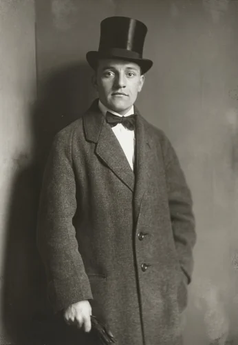 Café Musician by August Sander, photograph, 1919