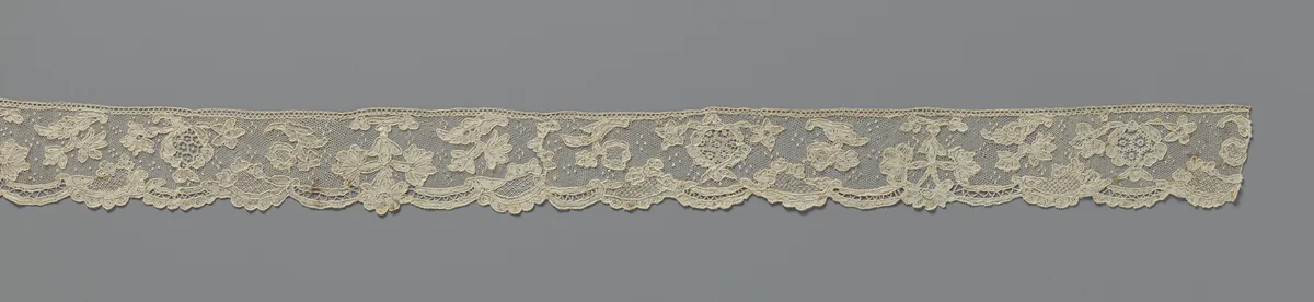 Strook naaldkant met bloemen en medaillons by anonymous, other, 1720-1740