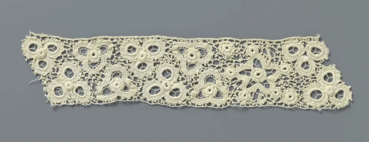 Strook gehaakte kant met vijfpuntige sterren en bloemen gemaakt met open cirkels by anonymous, other, 1890-1909