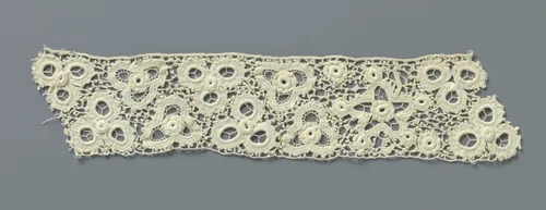 Strook gehaakte kant met vijfpuntige sterren en bloemen gemaakt met open cirkels by anonymous, other, 1890-1909