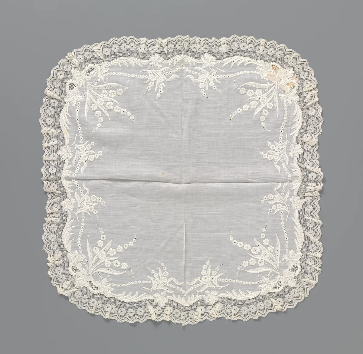 Zakdoek van batist met borduurwerk en rondom afgewerkt met een rand kloskant by anonymous, textile, 1875-1899