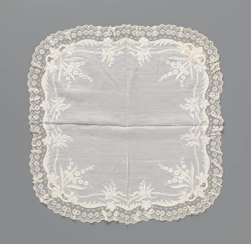 Zakdoek van batist met borduurwerk en rondom afgewerkt met een rand kloskant by anonymous, textile, 1875-1899