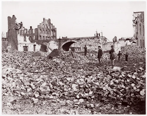 Ruins at end of Richmond and Petersburg Railroad Bridge, Richmond by Alexander Gardner, photograph, 1861-1865